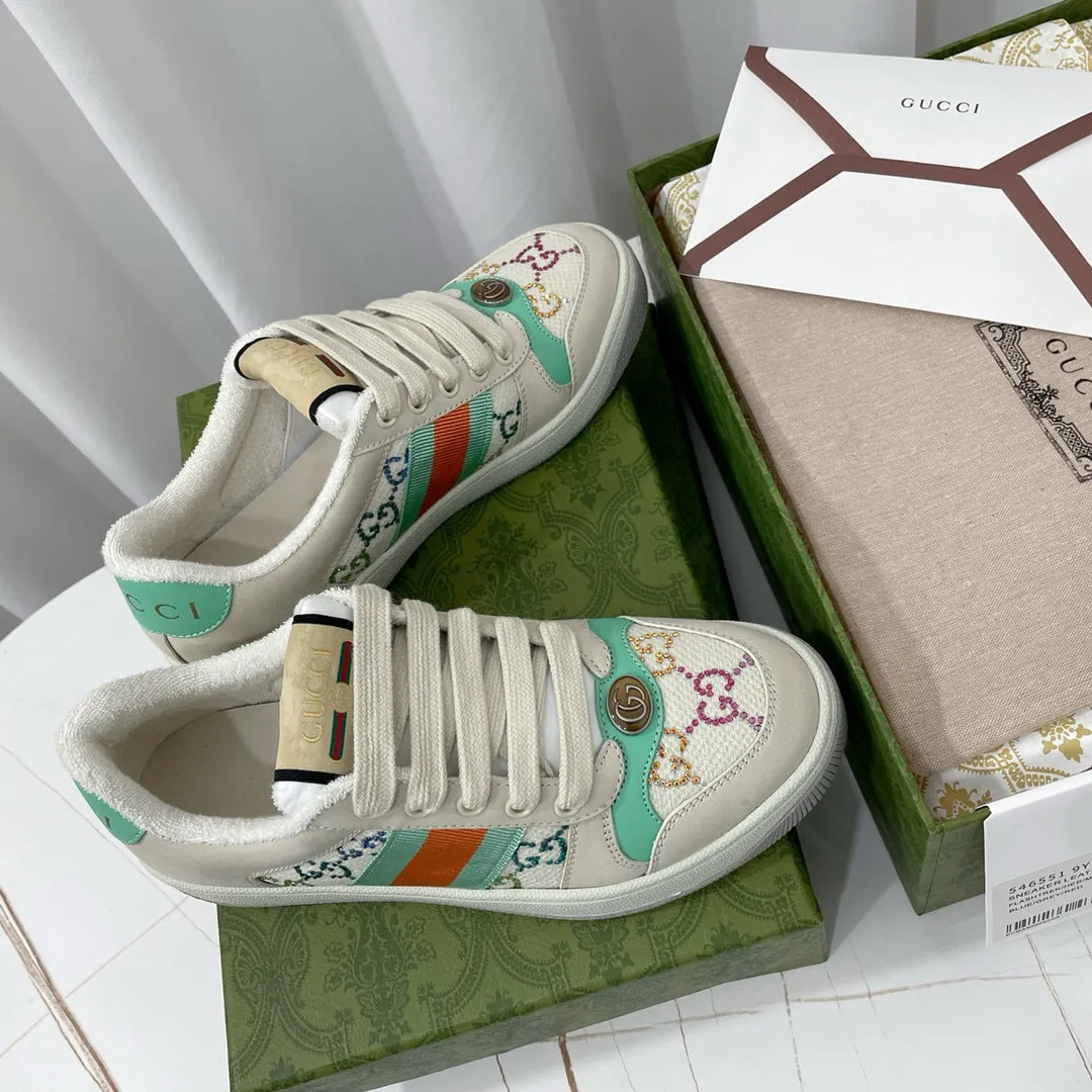 Factory price: 580💰 GUCCI Gucci's newly upgraded back cover lining, top-notch old dirty shoes, classic casual sports shoes for couples, retro sneakers and old G family dirty shoes, updated at the counter simultaneously! ①The shoe upper has the same water-based edge coating process as the original version⚠️The ordinary oil edges on the market have a strong glue feel and are easy to fall off! Grade A first-layer nubuck leather (with pores)/matching computer embroidered double G cloth, high-density terry velvet lining. ② A PVC transparent small round mark sealing line is added to the details of the midsole. The mold is opened six times and the jewelry craftsmanship is used to customize the two-color double G buckle, striving to be the same as the original version. A pair of buttons is more than three times more expensive than ordinary buckles on the market. ③An old two-color washable label, the chip is placed on the outer waist of the right foot, the entire shoe is completely hollowed out with rubber technology, TUP material (rubber to distinguish the market) with the latest green packaging from the counter, 3D printed handbag, and a pair of shoelaces. There is no pressure when entering and exiting the counter. You can buy a 1:1 accurate replica of the original version and modify and upgrade it repeatedly. The details are perfectly restored, the materials are all customized, and they are truly top-notch. Please look at the details clearly to identify the quality. Upper: First-layer frosted cowhide/embroidered double G cloth. Lining: original high-density velvet lining. Foot pads: original pearlescent sheepskin. Outsole: private molded vacuum TPU material. Packaging: original top-grade full set packaging at the counter. Shoe size: women's size 35-40, men's size 39-44 (men's size 38, 45🉑️customized, non-returnable)